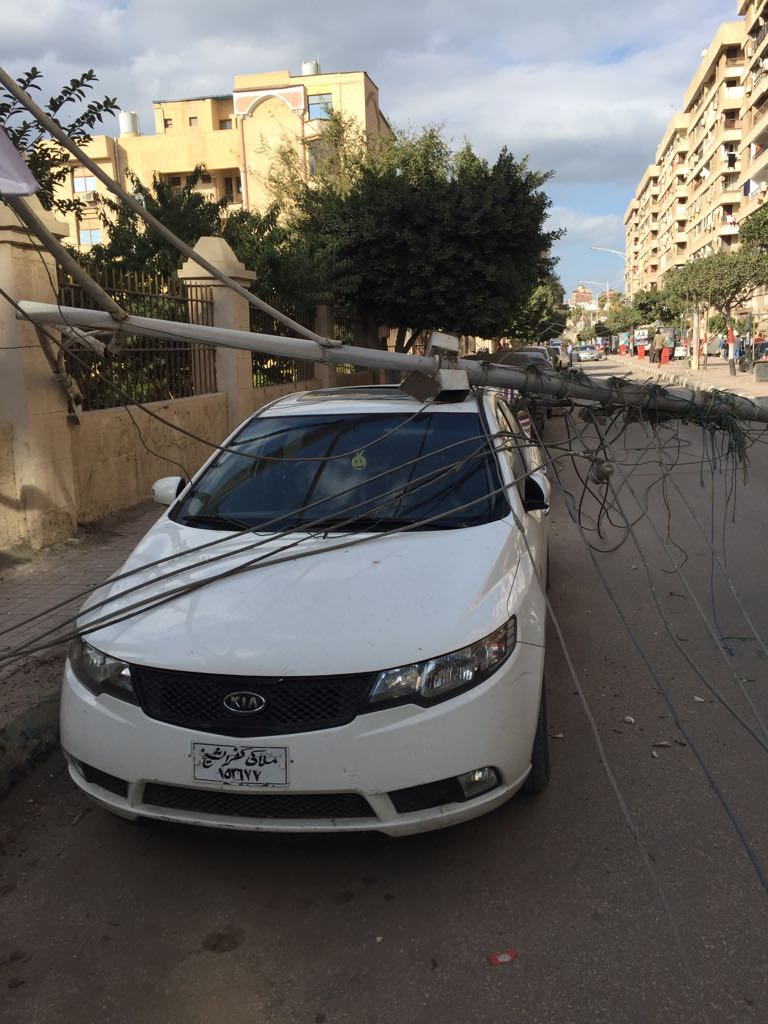              عمود الانارة على السيارة بكفر الشيخ عقب سقوطه