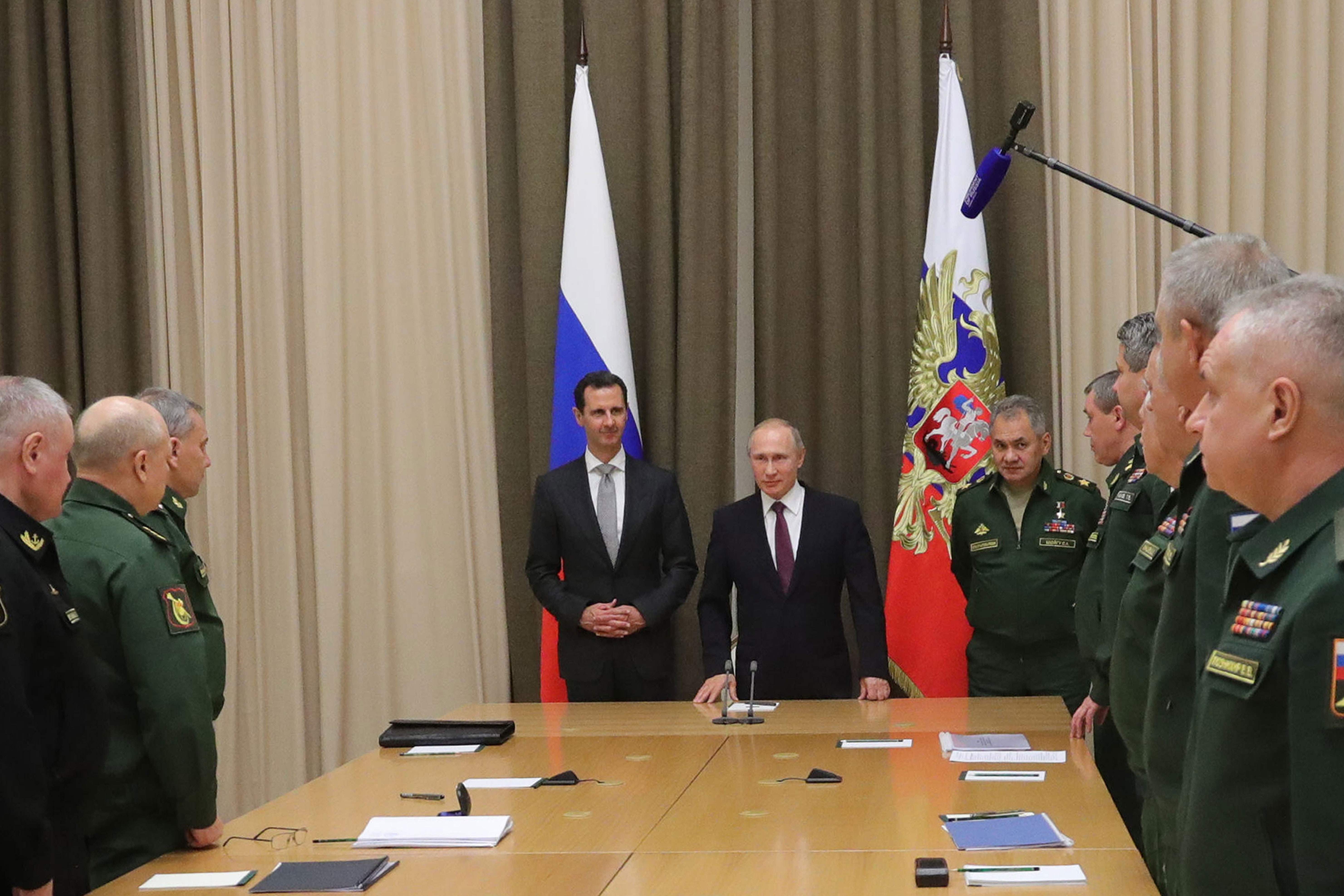 الأسد يلتقى جنرلات روس بصحبة بوتين