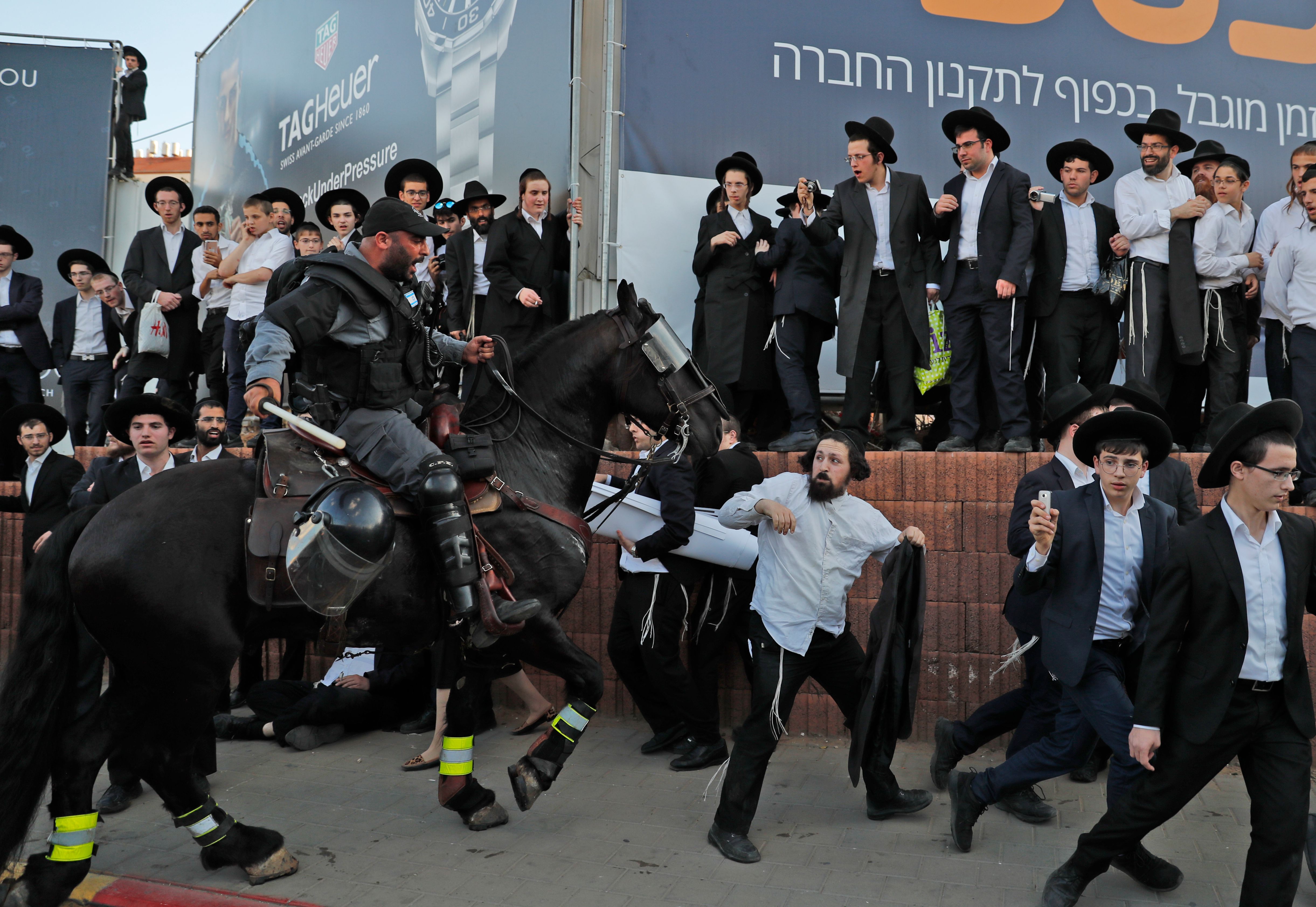 1496635-الشرطة-الإسرائيلية-تستخدم-العنف-ضد-متظاهرين
