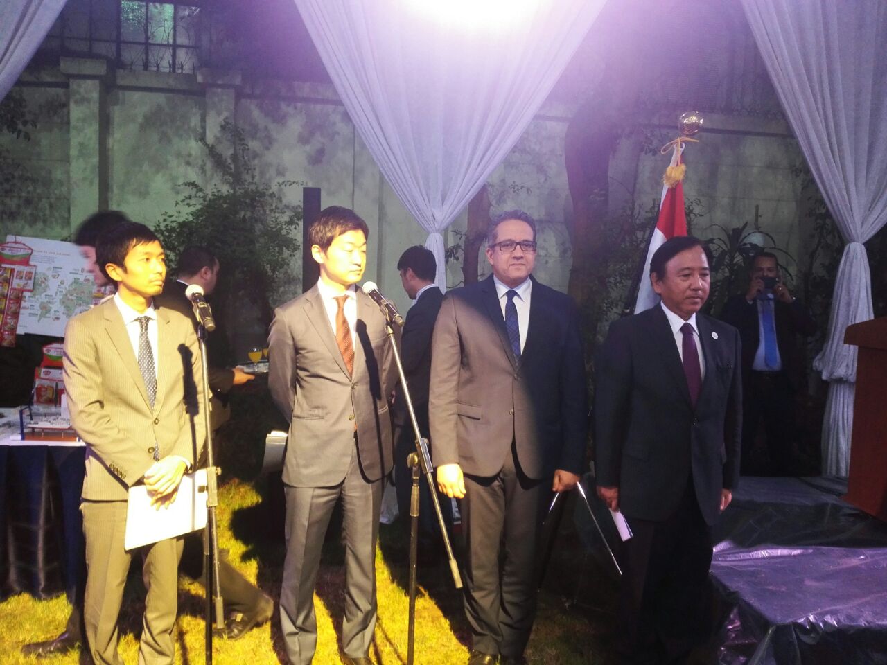 السفير اليابانى مع الوزير المصرى