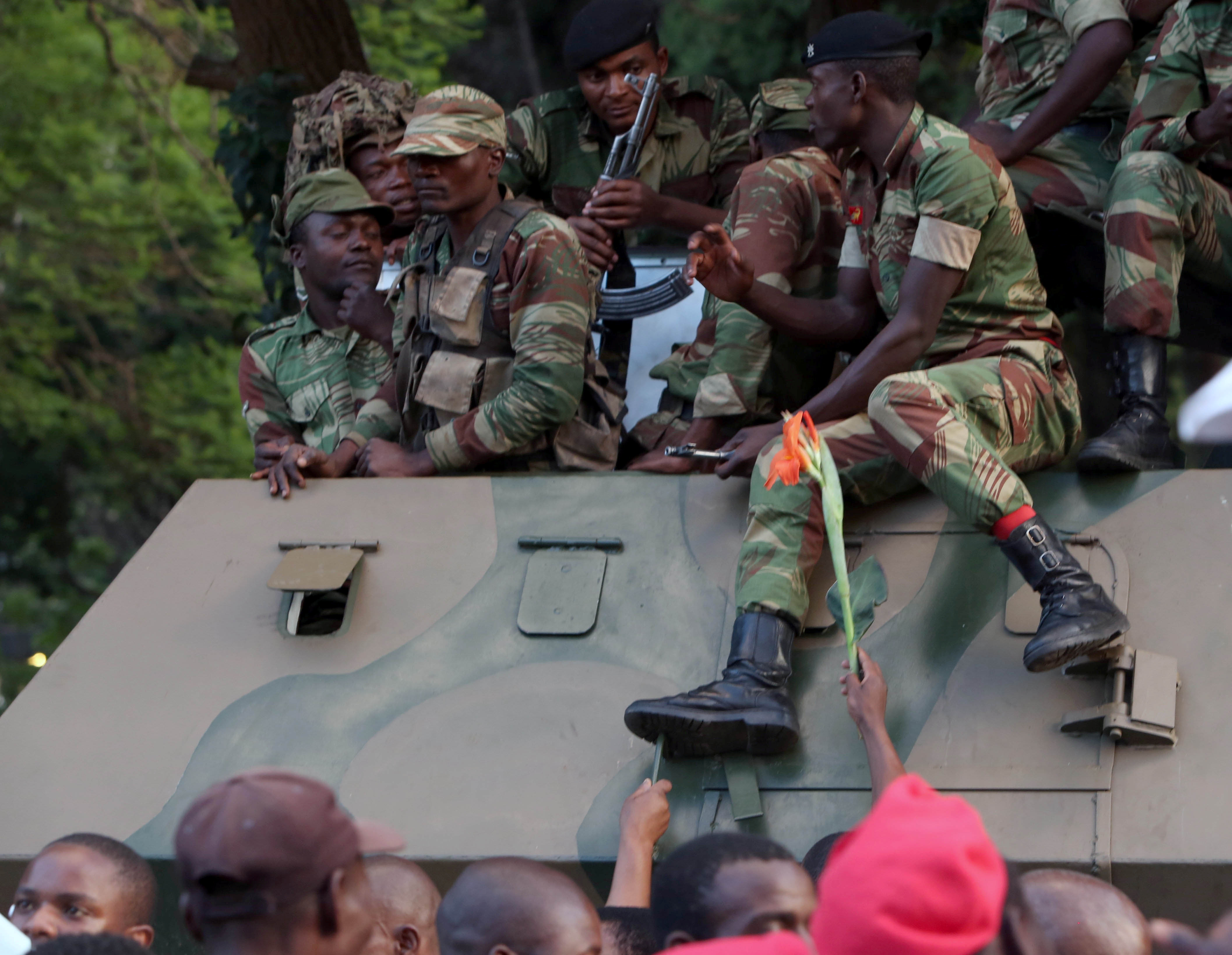 جنود الجيش الزيمبابوى تتلقى الورود
