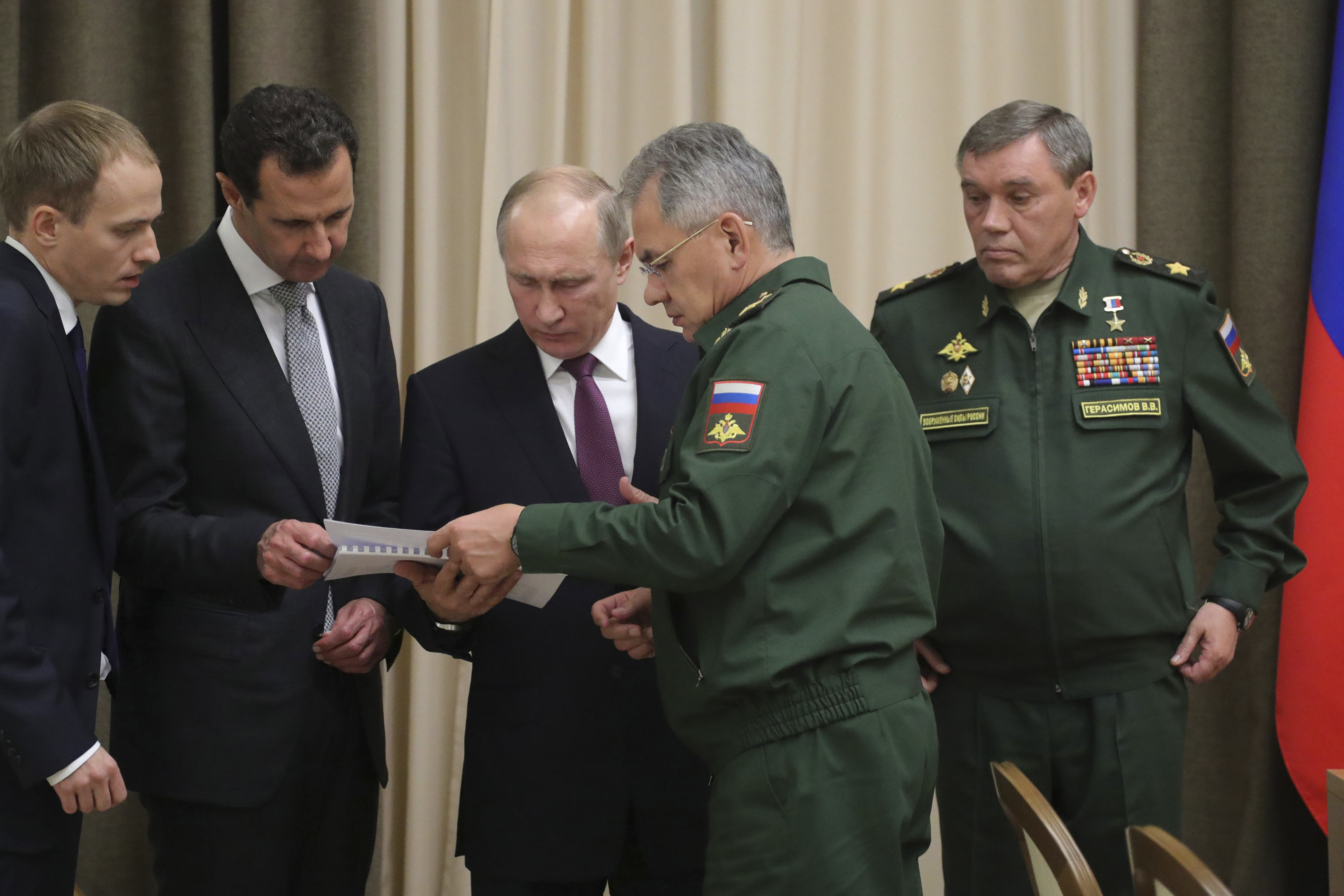نقاش بين الأسد وبوتين ووزير الدفاع الروسى