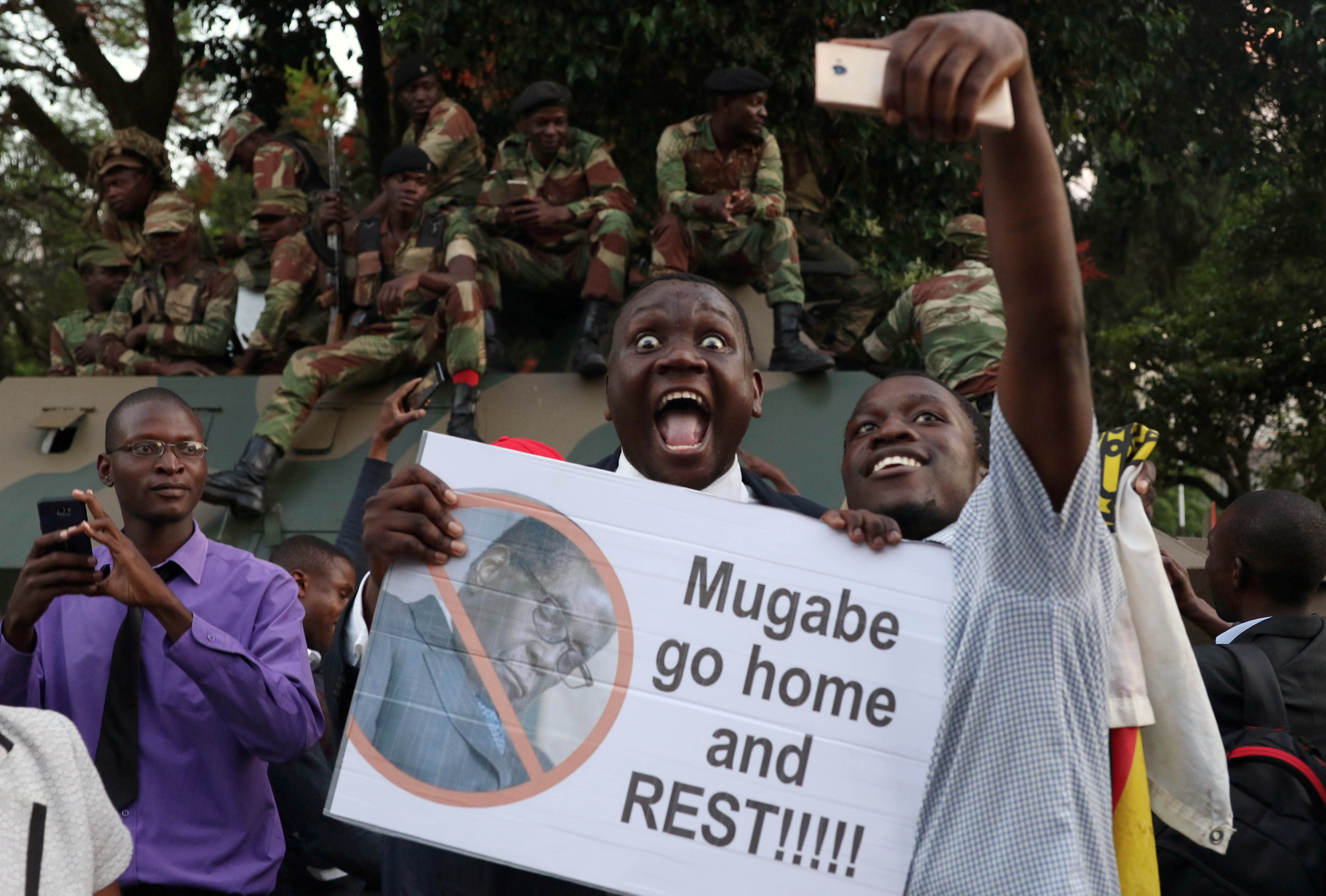 مواطنو زيمبابوى يرفعون لافتات ضد موجابى
