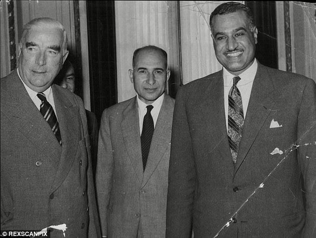 الزعيم جمال عبد الناصر مع وزير الخارجية المصرى محمود فوزى ورئيس وزراء استراليا روبرت مينزيس فى بداية مفاوضات السويس 1956