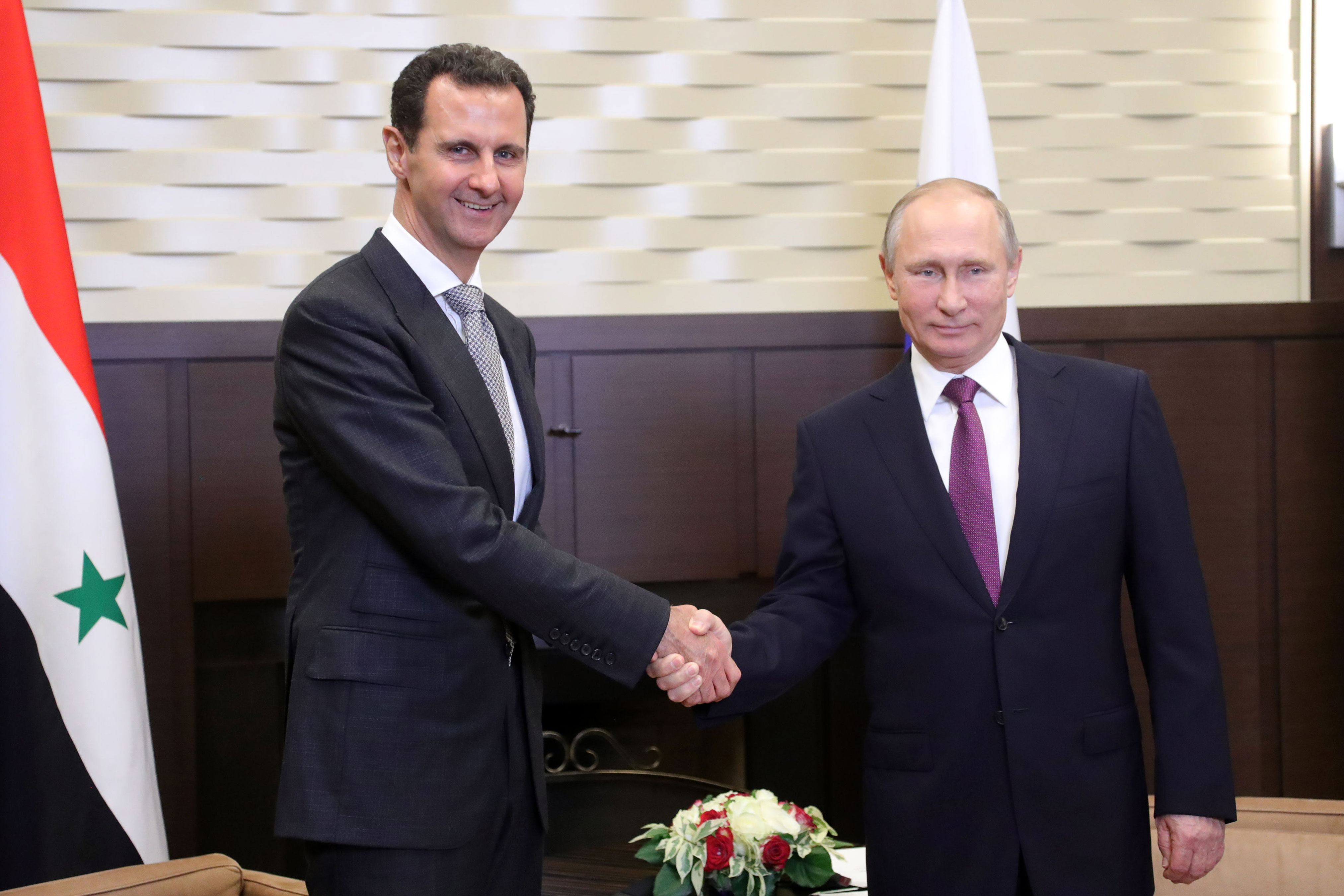 بوتين يصافح الأسد