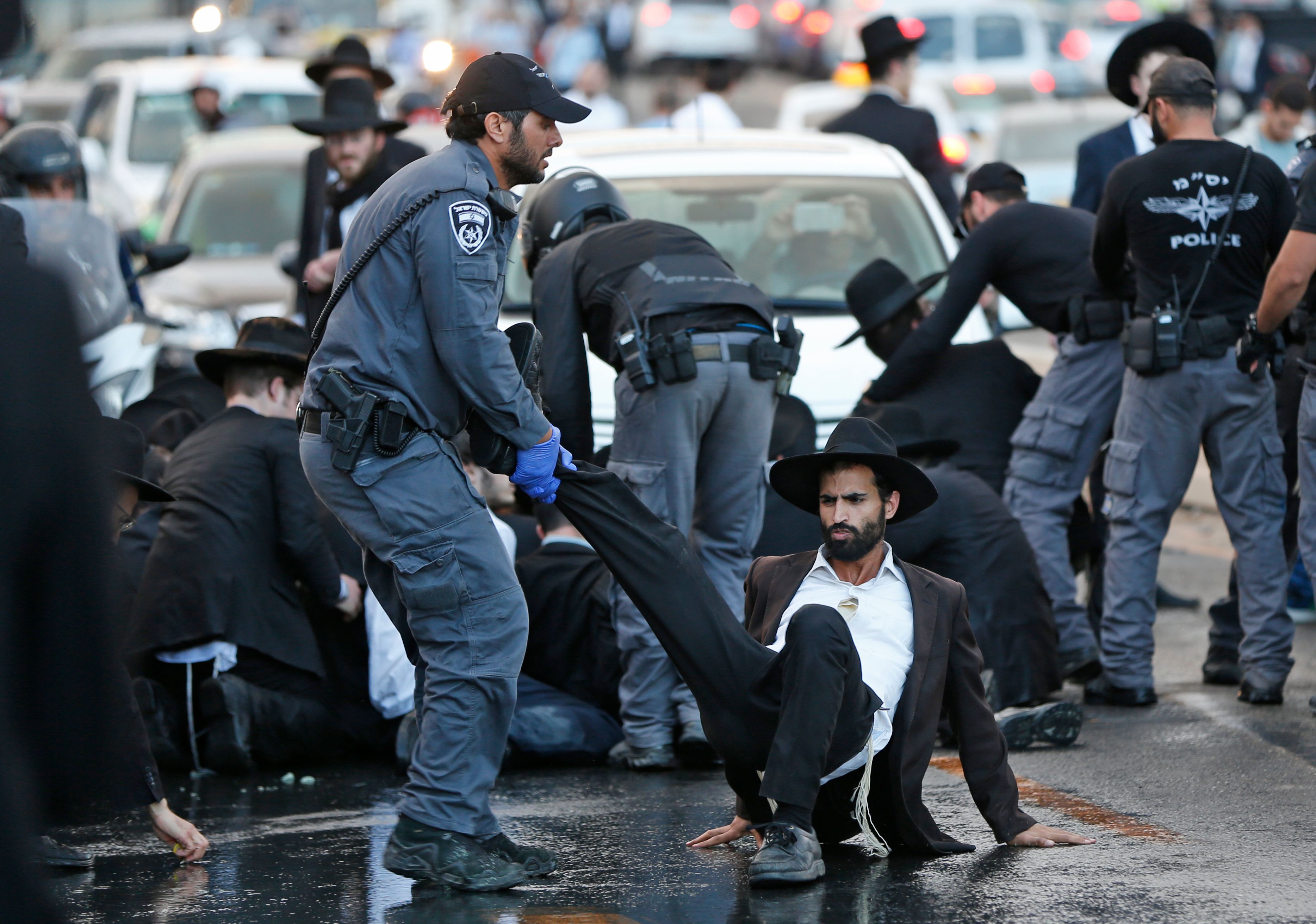 915330-جانب-من-سحل-الشرطة-الإسرائيلية-للمتظاهرين
