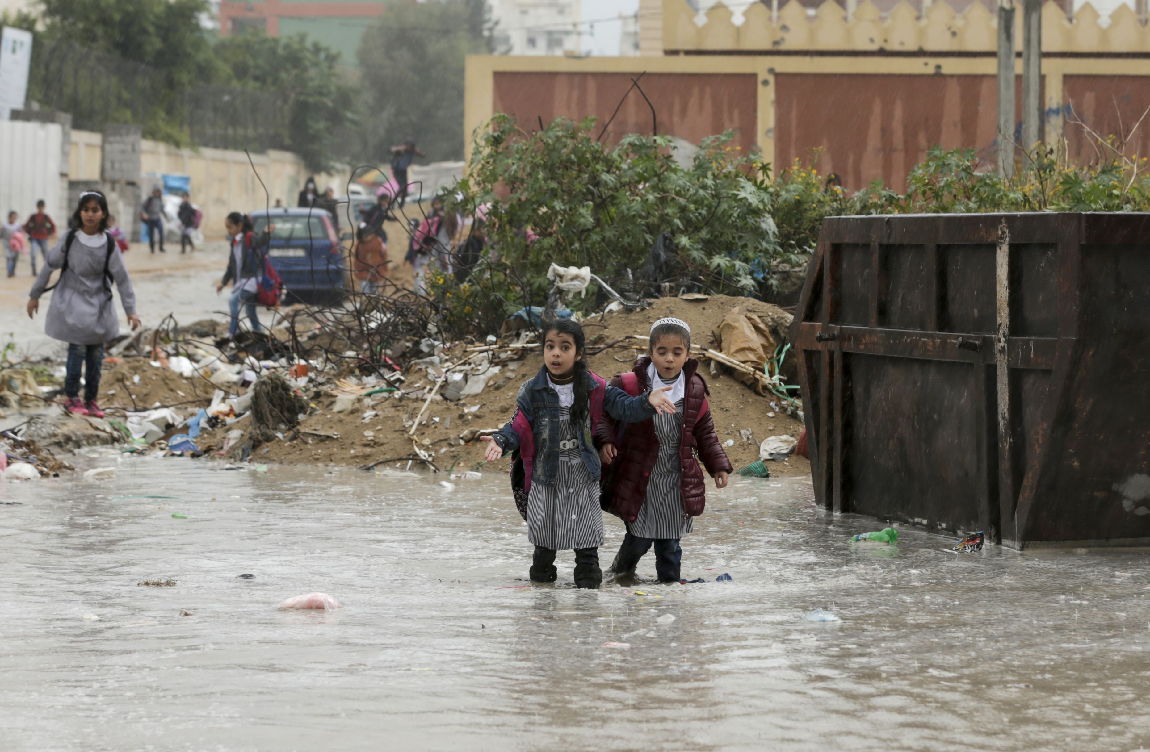 	طفلتان وسط مياه الأمطار