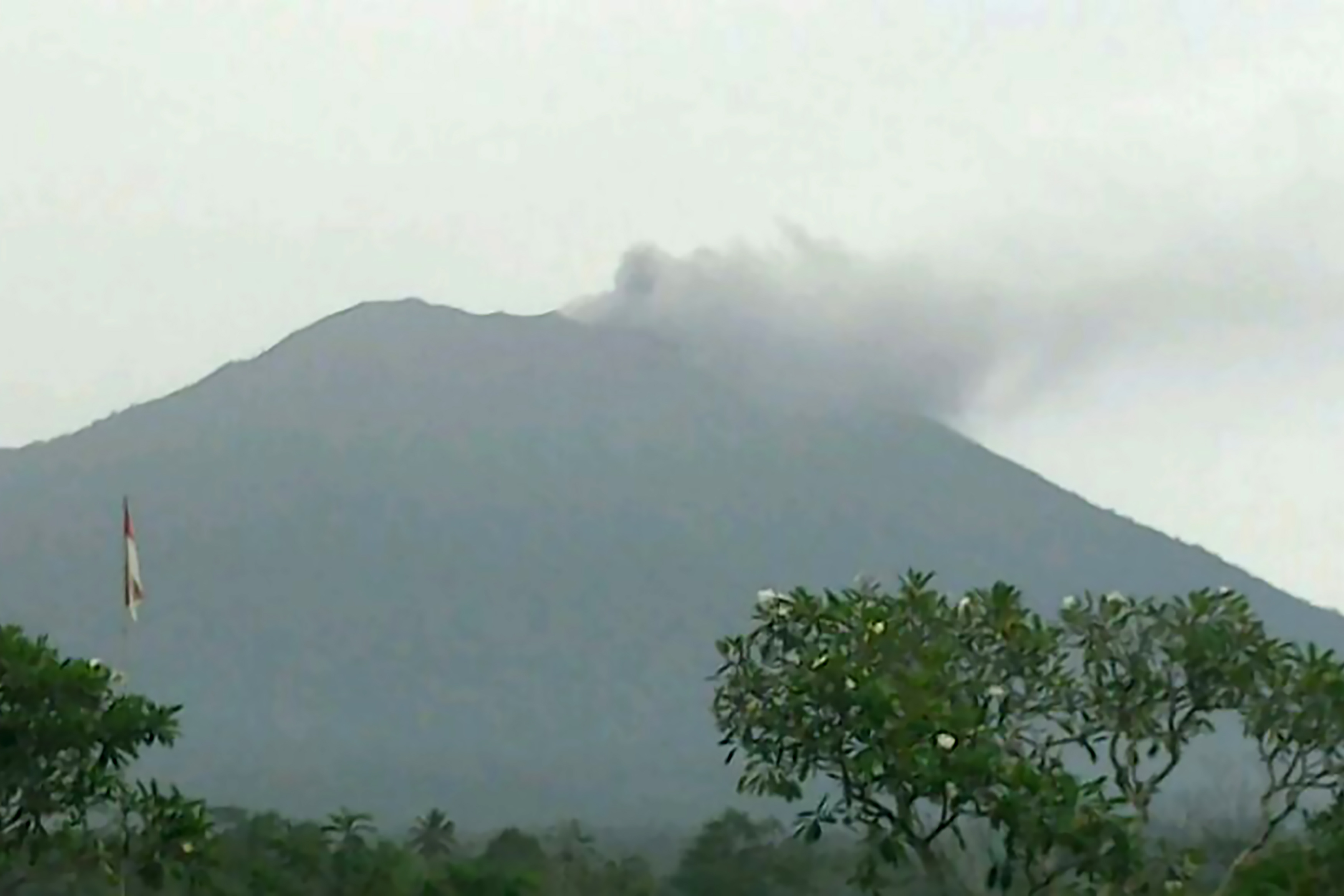 ارتفاع الدخان من فوهة بركان باندونيسيا