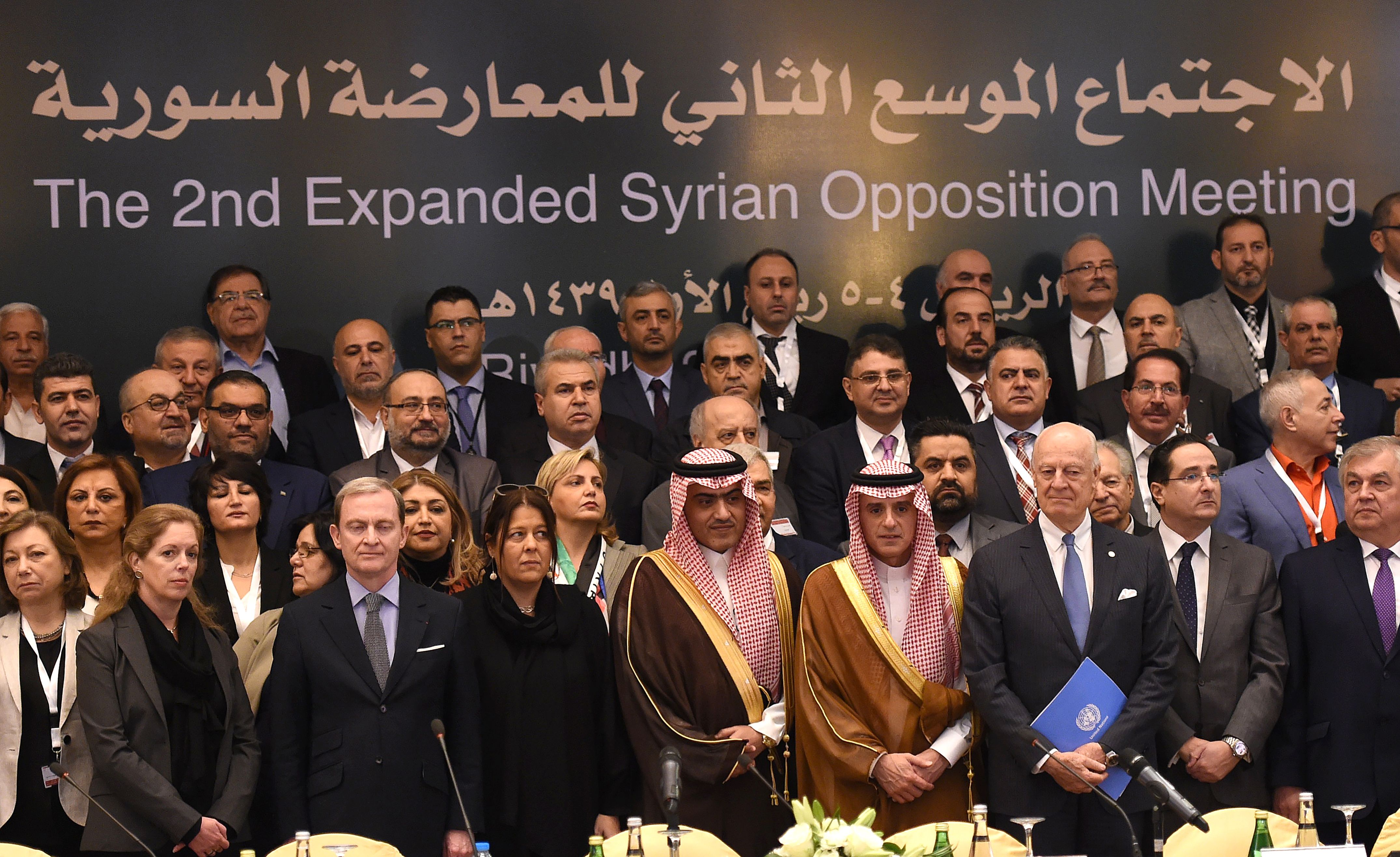 جانب من اجتماع وفد المعارضة السورية بالرياض