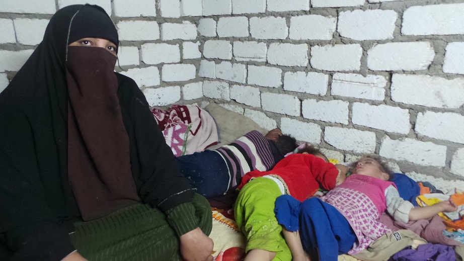 أسرة فقيرة تنام بالعراء فى عز الشتاء (7)