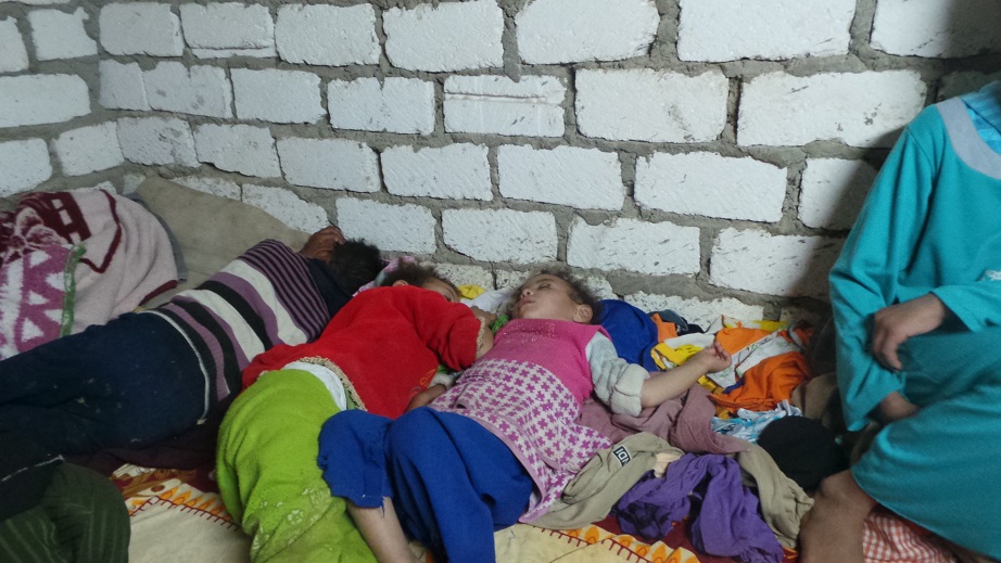 أسرة فقيرة تنام بالعراء فى عز الشتاء (6)
