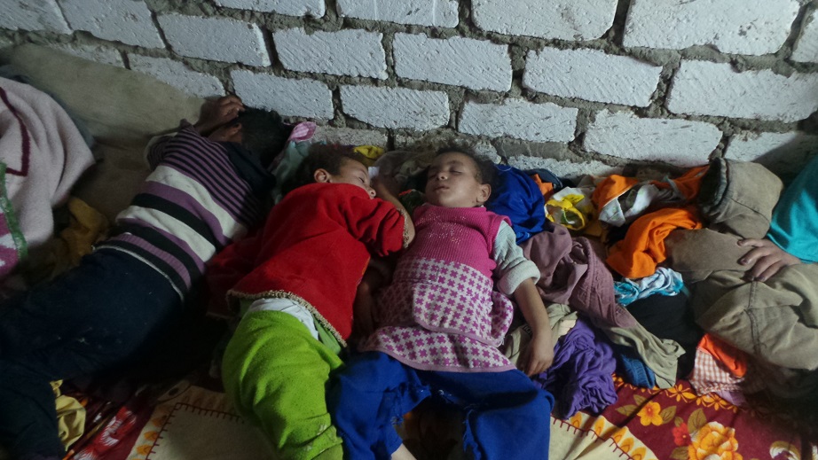أسرة فقيرة تنام بالعراء فى عز الشتاء (3)