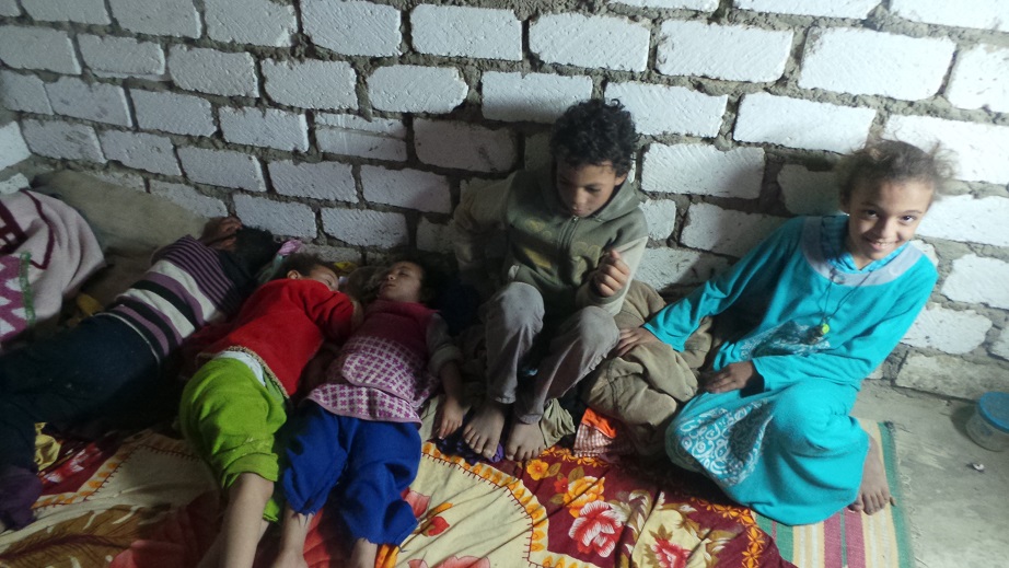 أسرة فقيرة تنام بالعراء فى عز الشتاء (4)