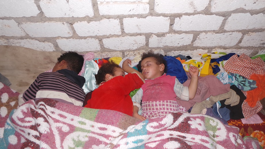 أسرة فقيرة تنام بالعراء فى عز الشتاء (2)