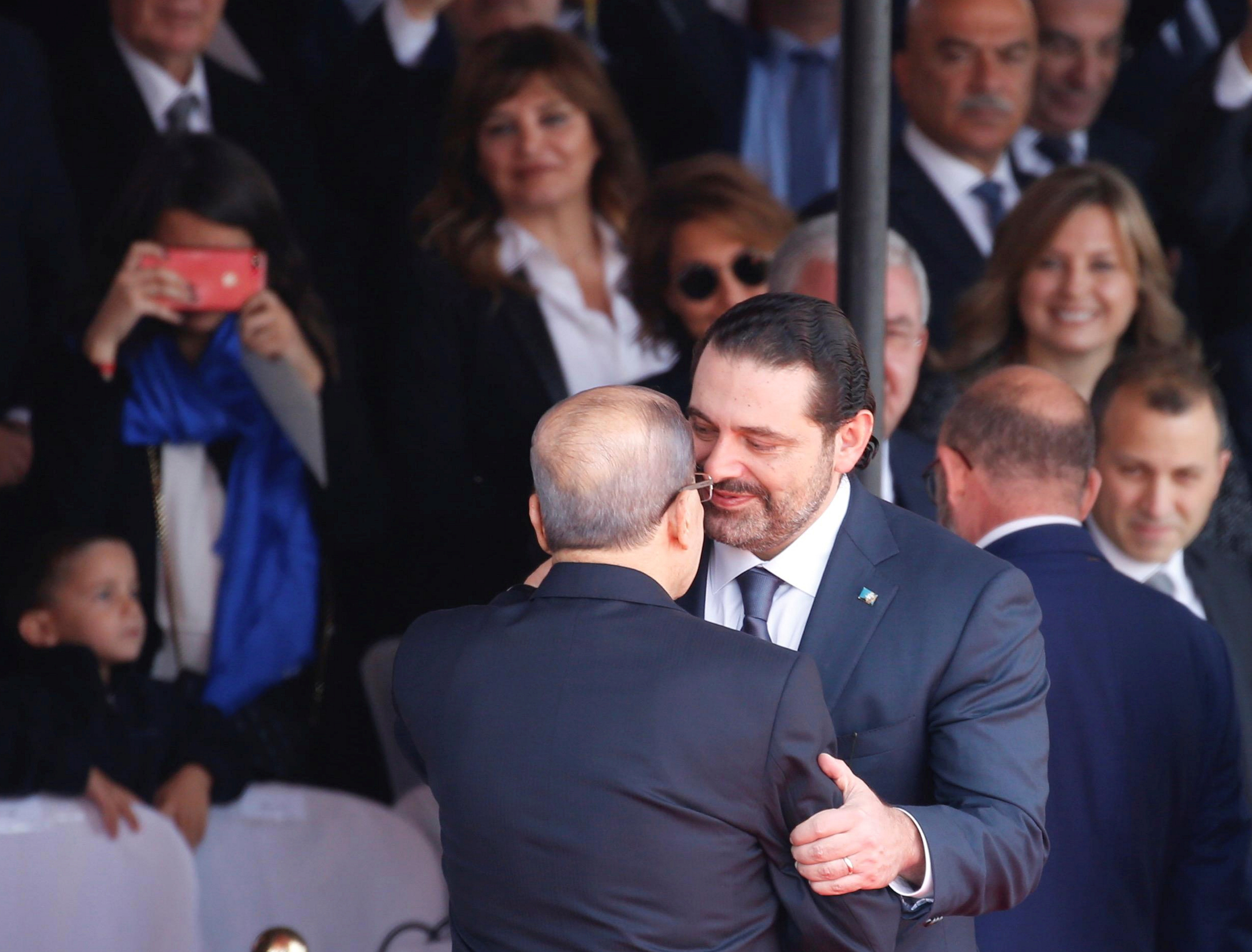 رئيس وزراء لبنان يصافح برى