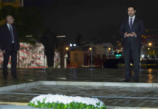 سعد الحريرى يضع أكليل زهور على ضريح والده