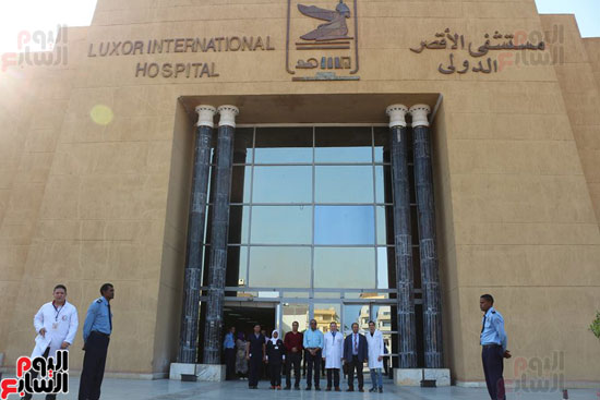 وفد القافلة خلال زيارة مستشفى الأقصر الدولي