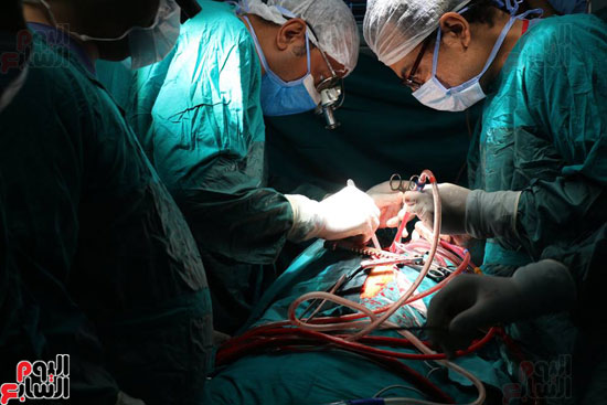 مدير المستشفي يجري جراحة قلب مفتوح لمواطن 