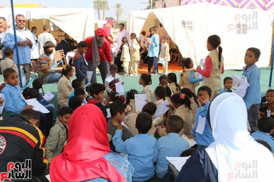 سعادة طلبة المدارس خلال فعاليات المستشفى الميدانى بالقرنة