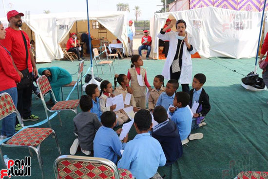 الغناء والبهجة مع طلبة مدارس القرنة بالمستشفى الميداني