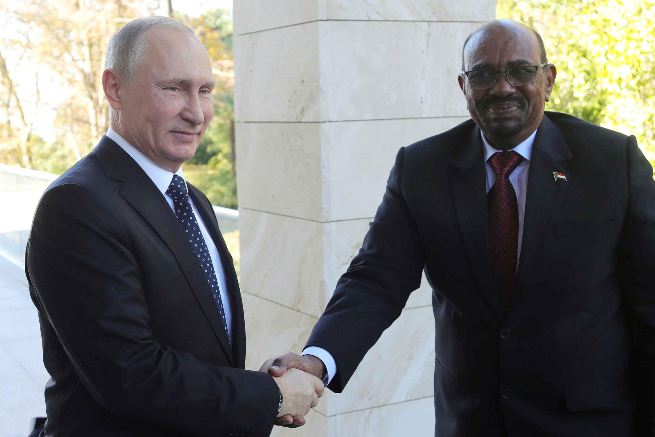 الرئيس السودانى  يصافح نظيره الروسى