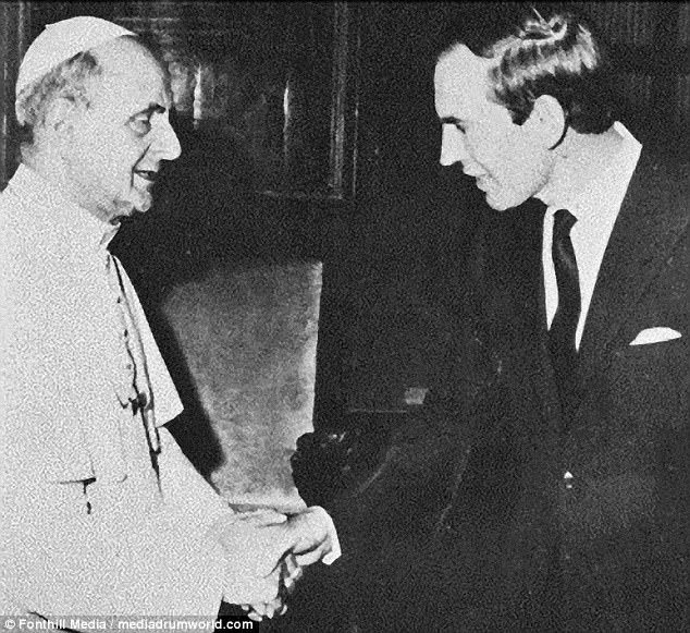 صاحب أول عملية زراعة قلب فى العالم مع البابا بولس السادس في الفاتيكان