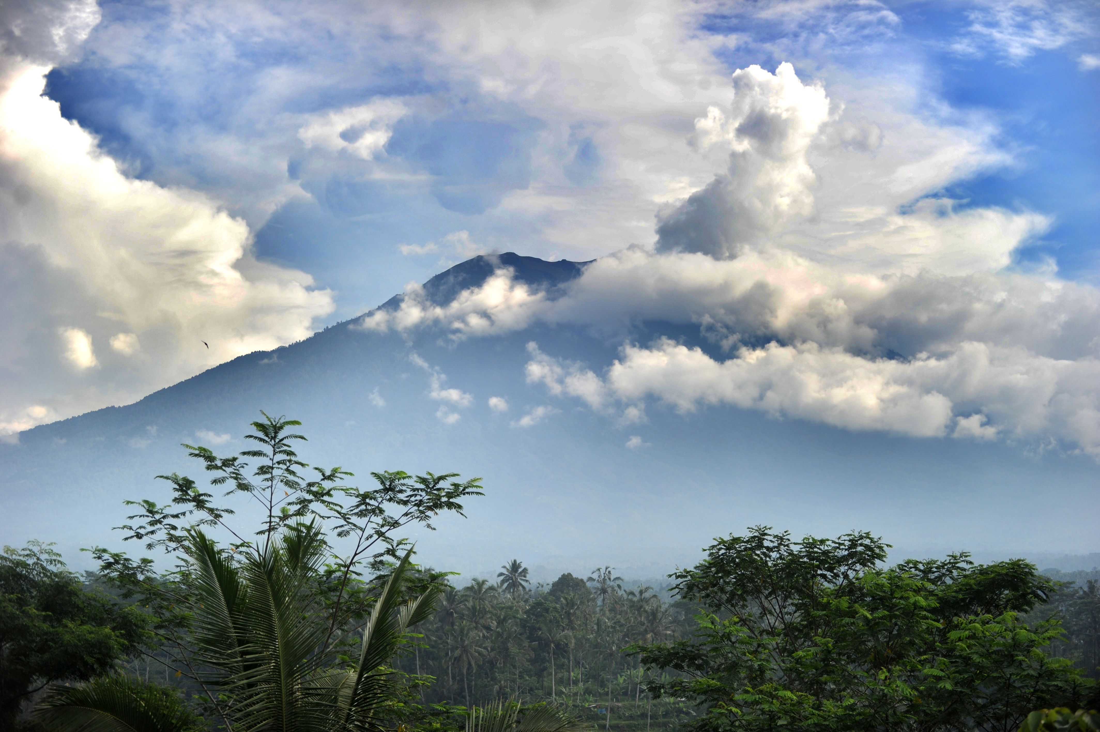 جانب من بركان فى إندونيسيا