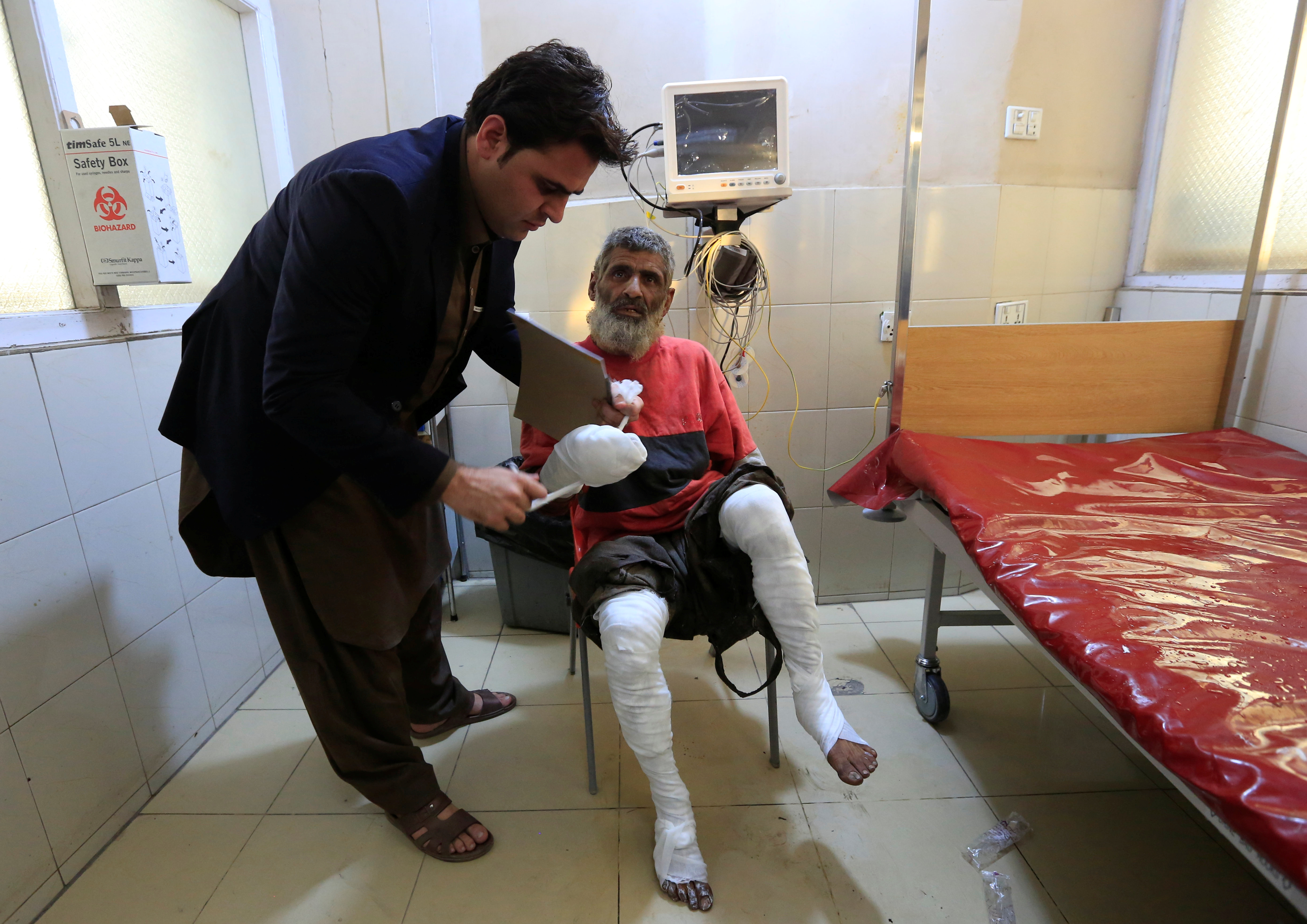 أحد المصابين جراء انفجار قنبلة شرق أفغانستان