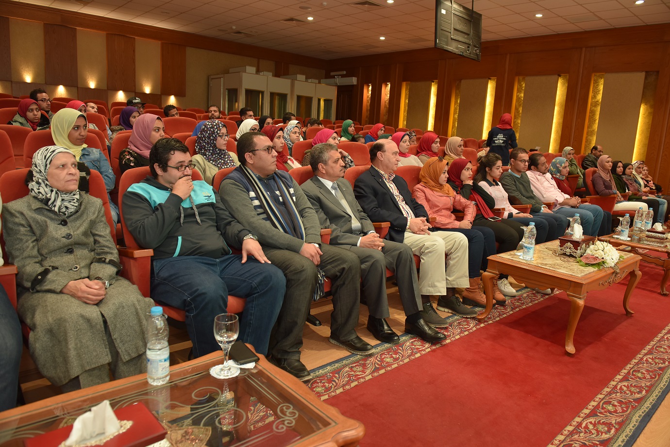 طلاب كلية علوم عين شمس يشاهدون فيلما تسجيليا عن القناه