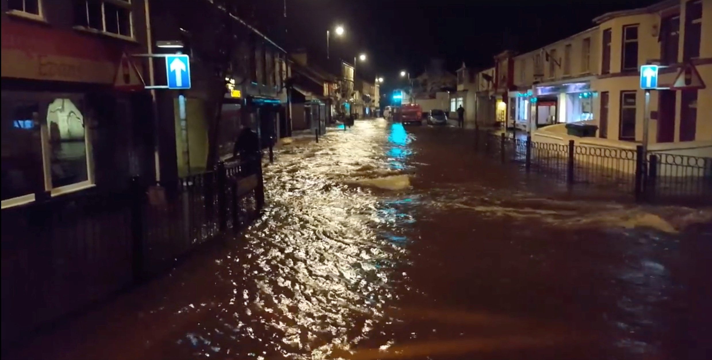مياه الامطار تغمور شوارع فى بريطانيا