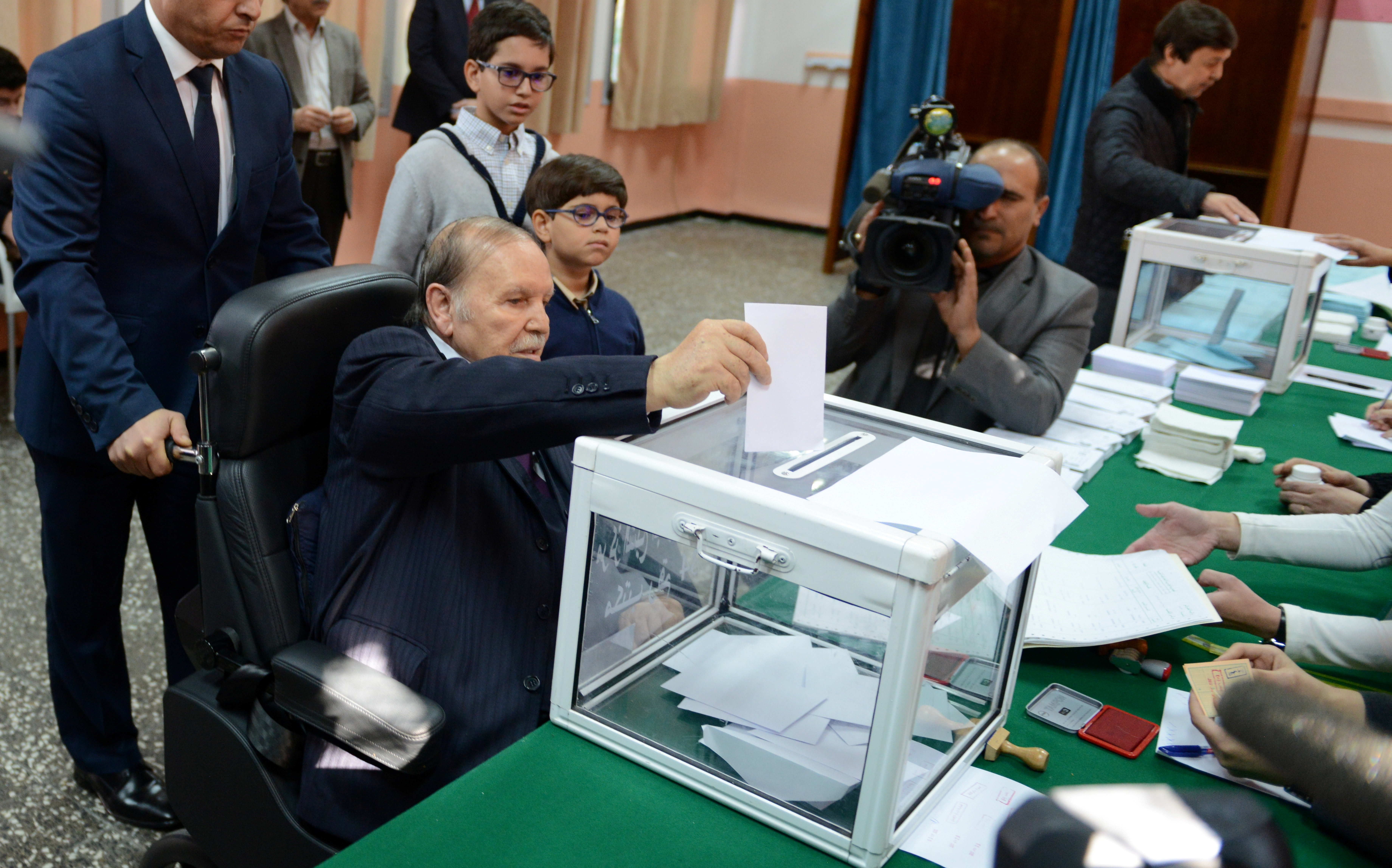 الرئيس الجزائري عبد العزيز بوتفليقة يضع صوته فى الانتخابات