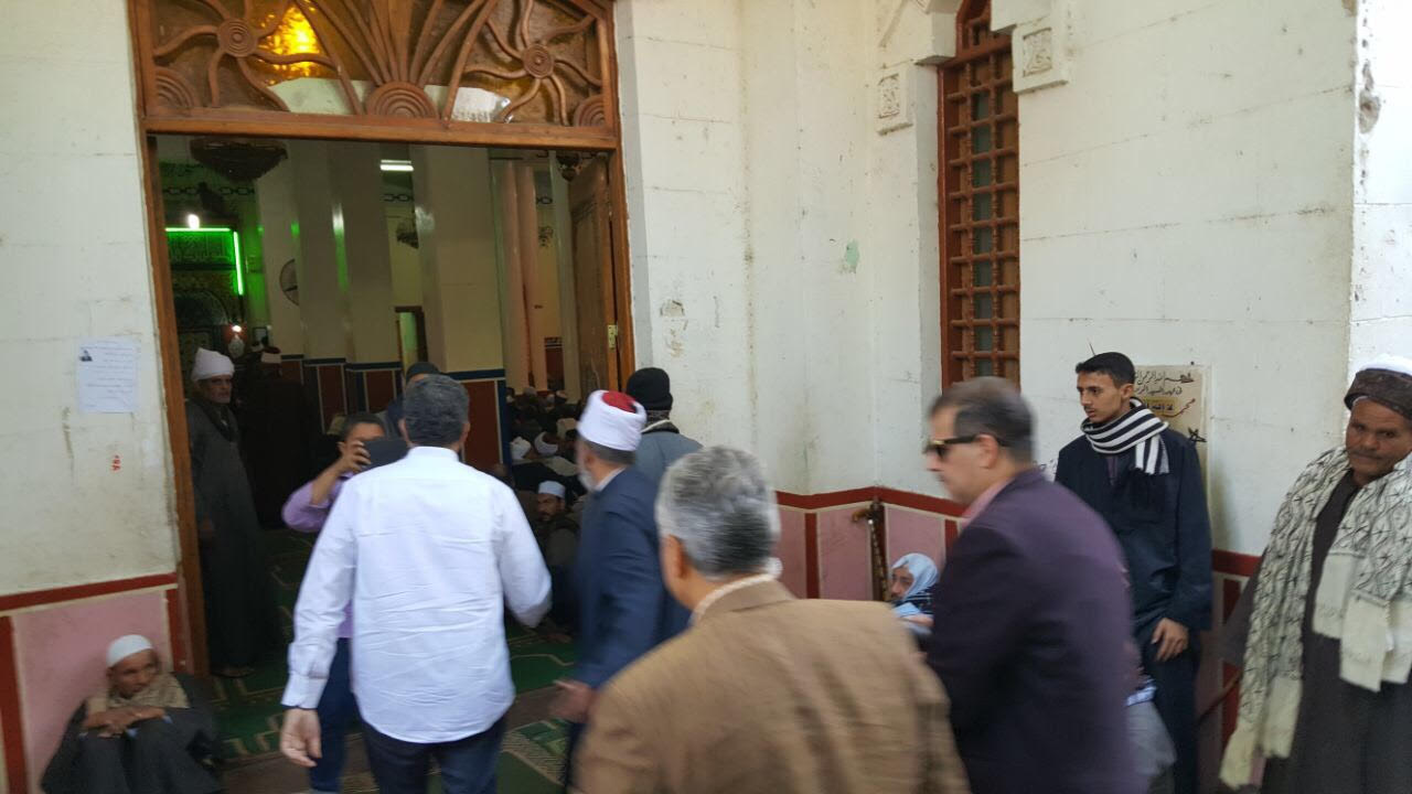 وزير النقل يؤدي صلاة الجمعة بمسجد الفرغل  (1)