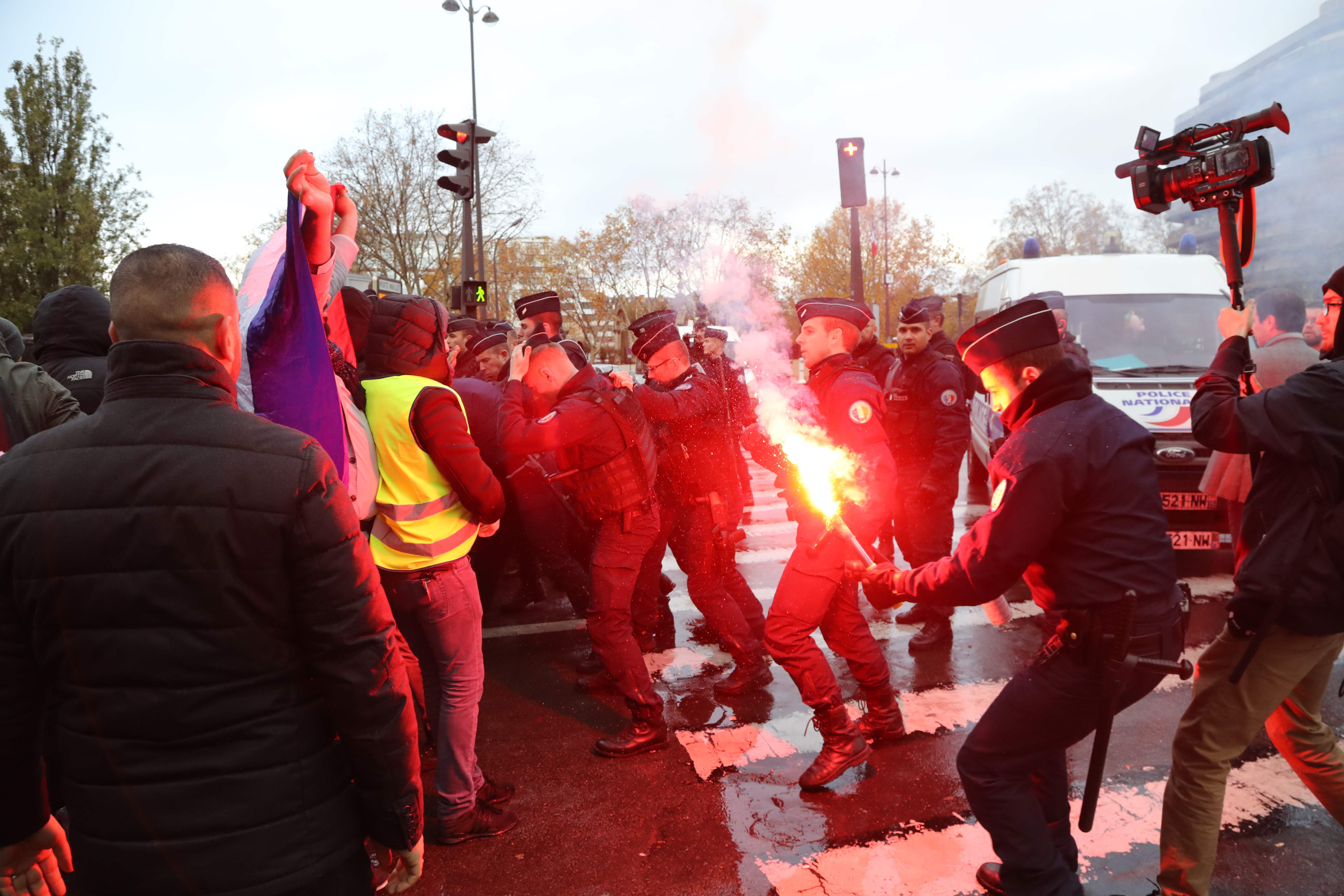 جانب من الاشتباكات بين الشرطة الفرنسية والسائقين