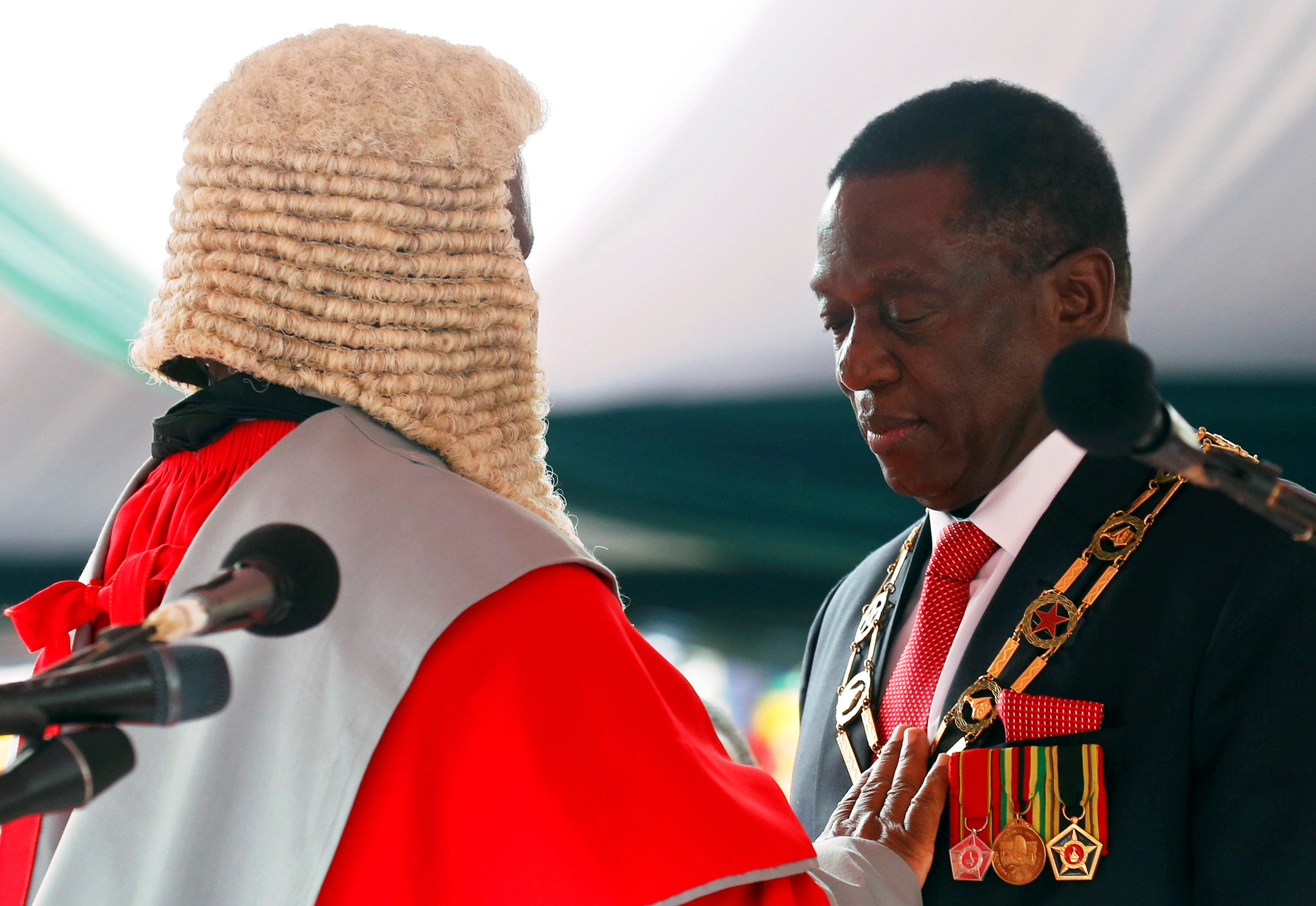 رئيس زيمبابوى الجديد إيمرسون منانجاجوا أمام أحد القضاة
