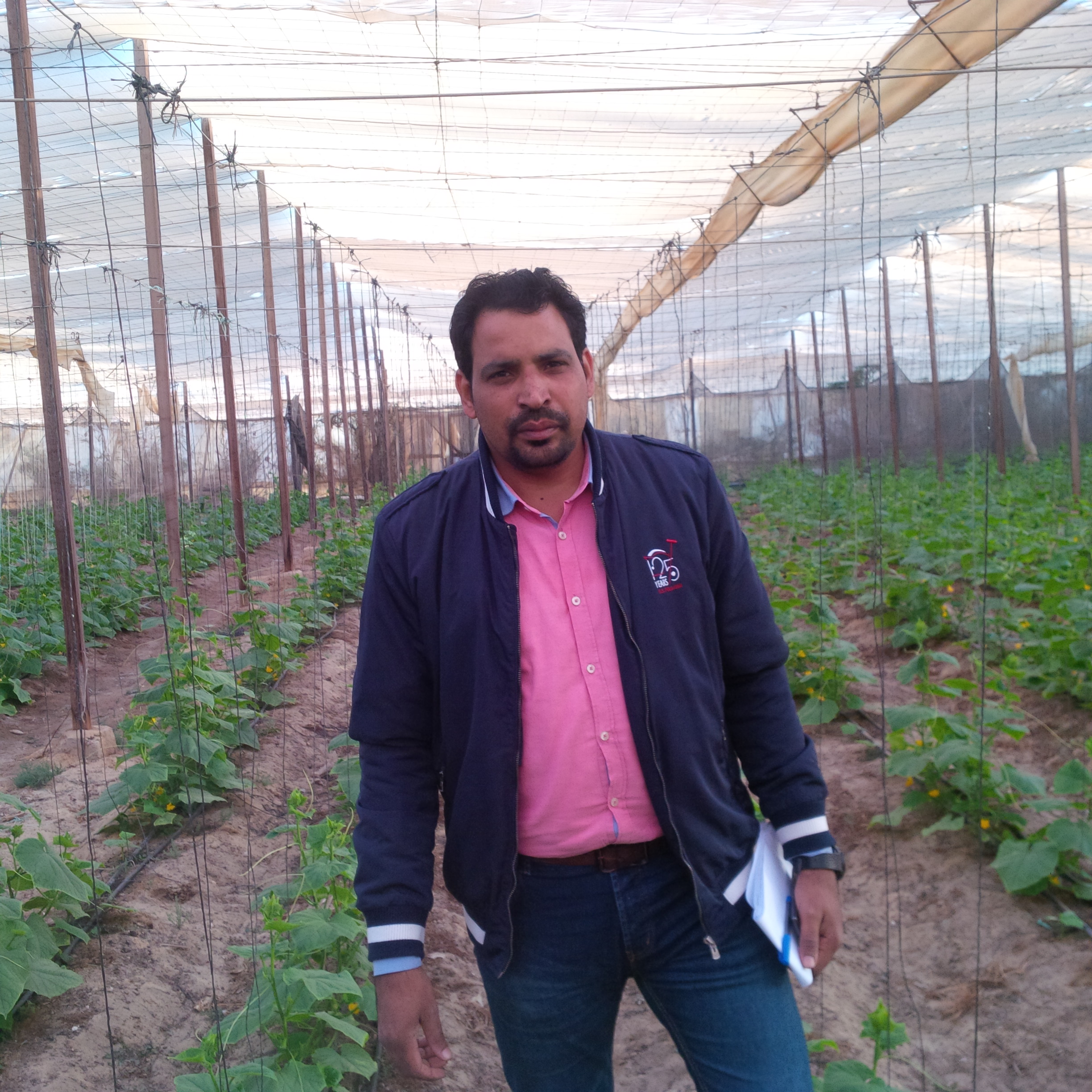 الزميل عز النوبى والصوب الزراعية  بالمنطقة الحدودية المصرية  الليبية