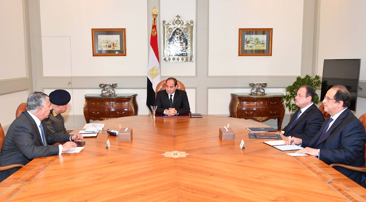 صور لرئيس يعقد اجتماعا عاجلا مع اللجنة الأمنية (2)