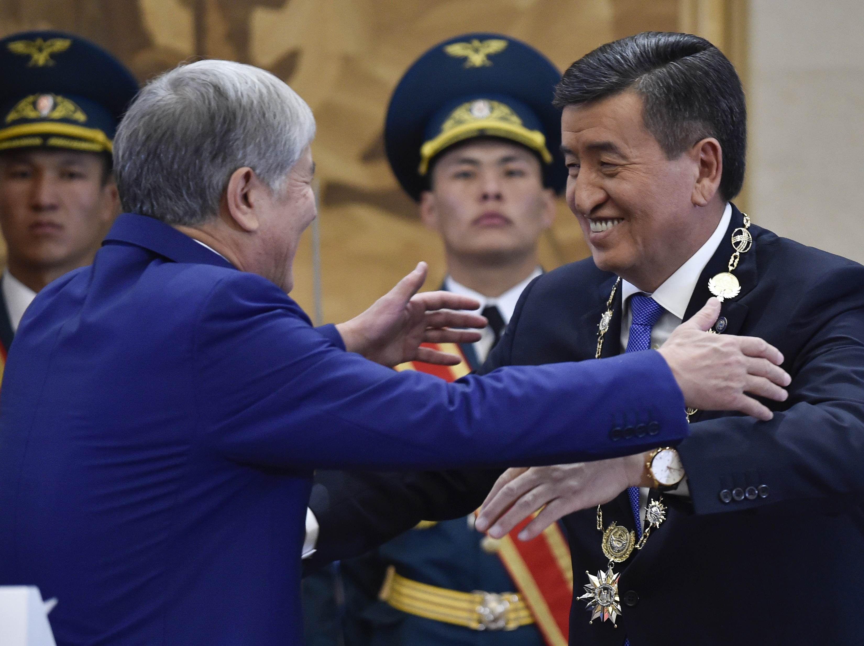 تسليم السلطة لرئيس قرغيزستان الجديد سورون بك جينبيكوف