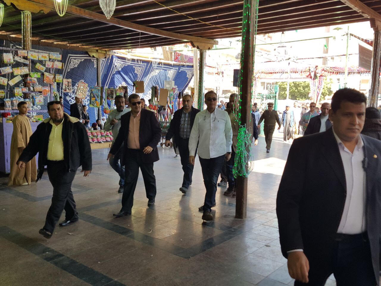 وزير النقل يؤدي صلاة الجمعة بمسجد الفرغل  (2)