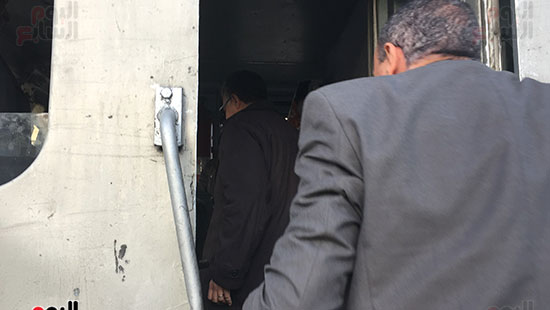  وزير النقل يستقل كابينة جرار قطار بسوهاج للتأكد من سلامة الإشارات (15)