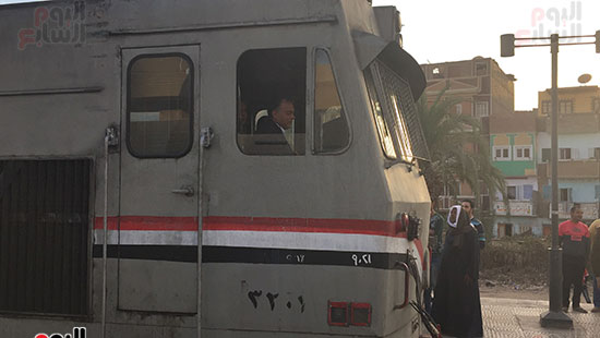  وزير النقل يستقل كابينة جرار قطار بسوهاج للتأكد من سلامة الإشارات (1)