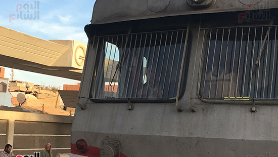  وزير النقل يستقل كابينة جرار قطار بسوهاج للتأكد من سلامة الإشارات (19)