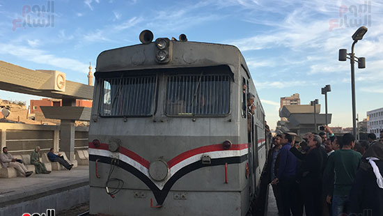 وزير النقل يستقل كابينة جرار قطار بسوهاج للتأكد من سلامة الإشارات (18)