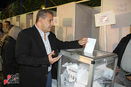 صور إبراهيم المعلم وطاهر أبو زيد يدليان بصوتيهما فى انتخابات هليوبوليس (5)