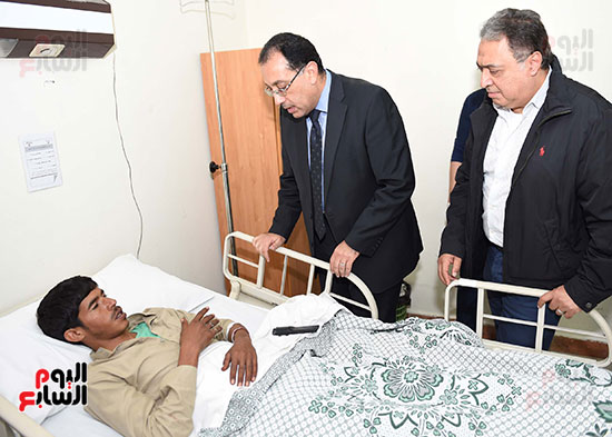 صور مصطفى مدبولى يزور مصابى حادث مسجد العريش الإرهابى بالمستشفيات (2)