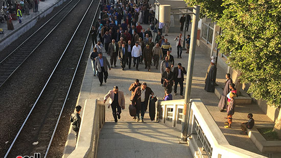  وزير النقل يستقل كابينة جرار قطار بسوهاج للتأكد من سلامة الإشارات (6)