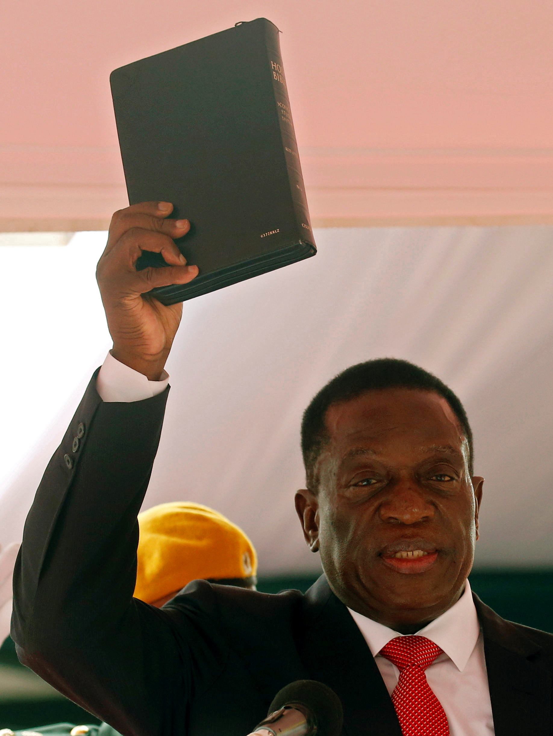 رئيس زيمبابوى الجديد إيمرسون منانجاجوا يؤدى اليمبن
