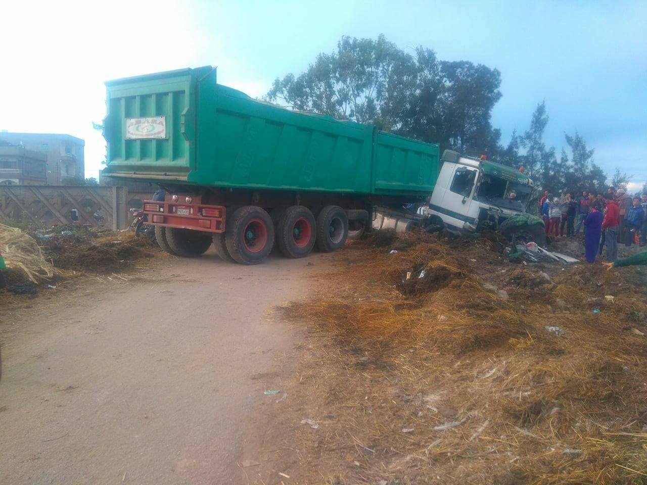 1-قطار يصدم سيارة بكفر الشيبخ