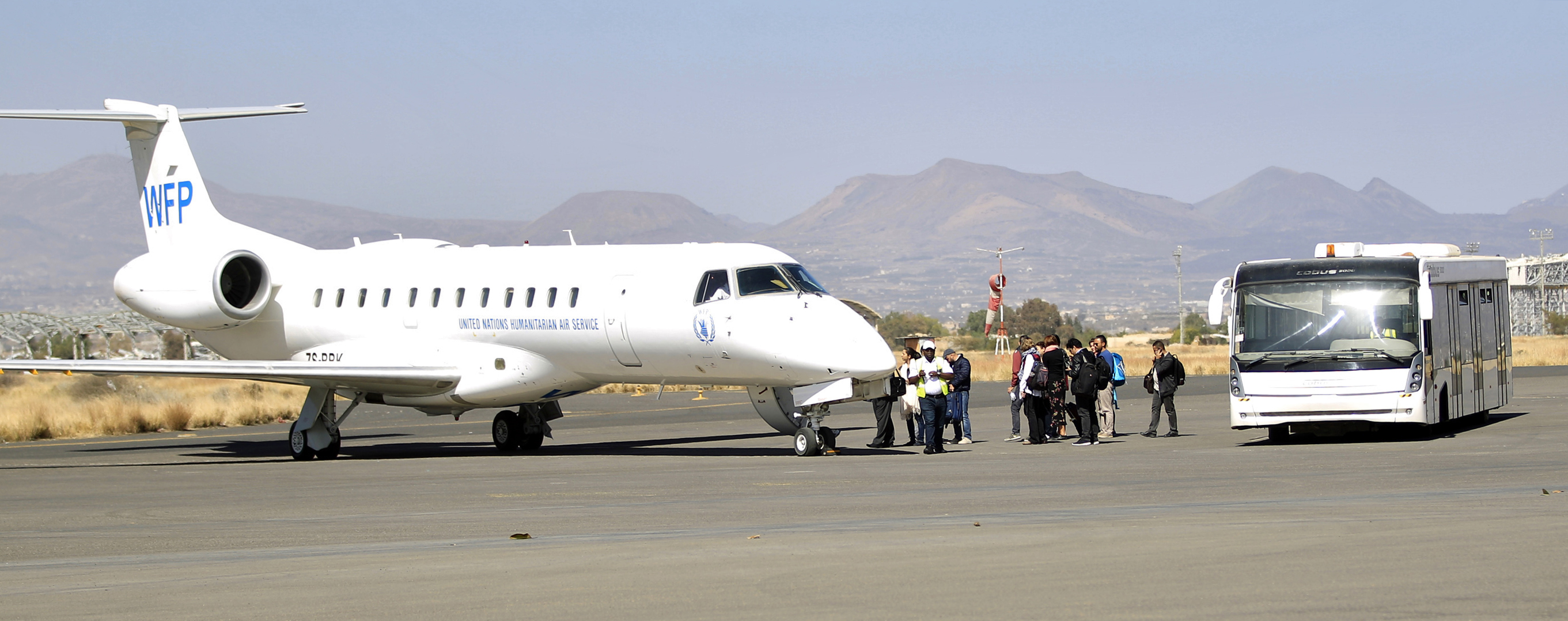 أول رحلة جوية لعودة عمال الإغاثة إلى اليمن