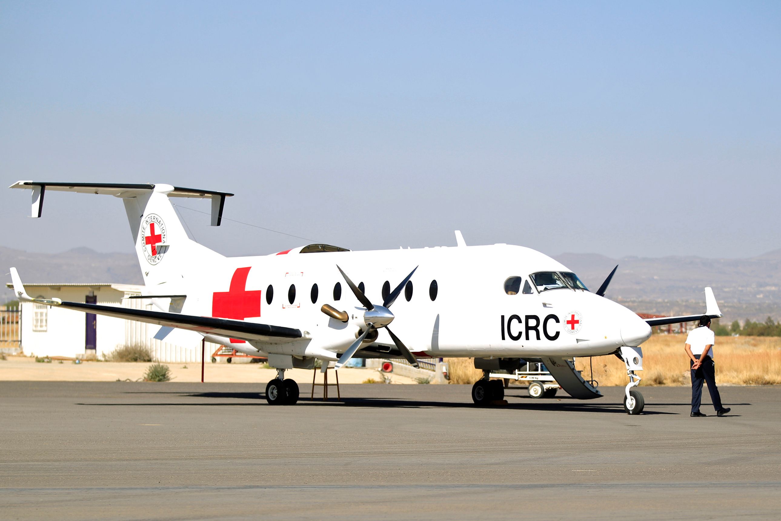 هبوط طائرة عمال الإغاثة فى صنعاء