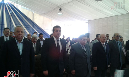 صور الوزراء والمحافظون يقفون دقيقة حداد على شهداء سيناء (15)